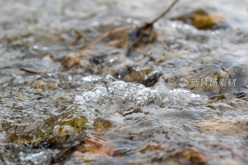 流动的溪水特写，水中石头清晰可见