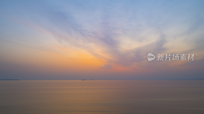 橙黄海边日出风光长焦太阳倒影