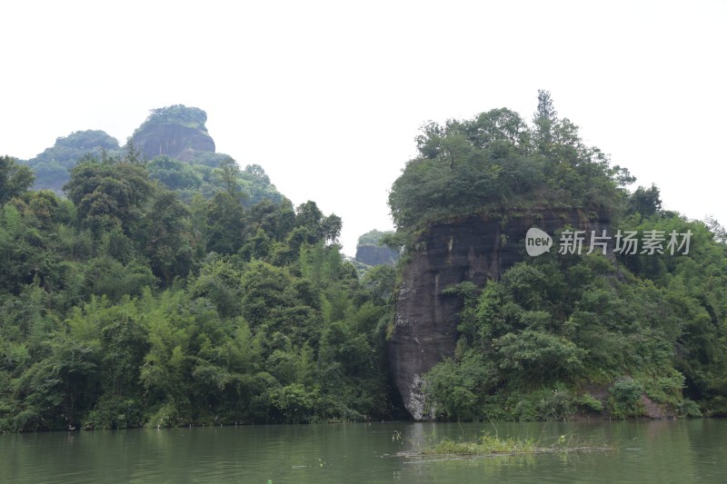 广东韶关：水上丹霞游船锦江沿岸风景