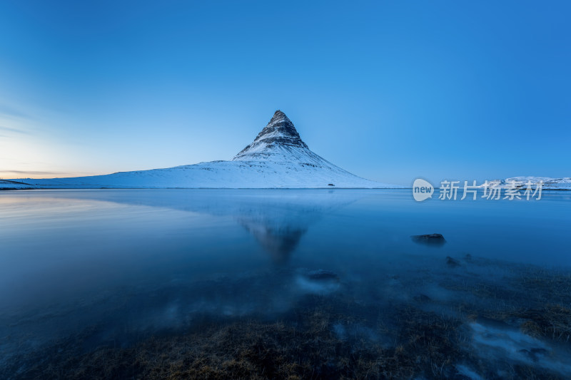 冰岛斯奈山半岛草帽山日落蓝调雪山湖泊倒影