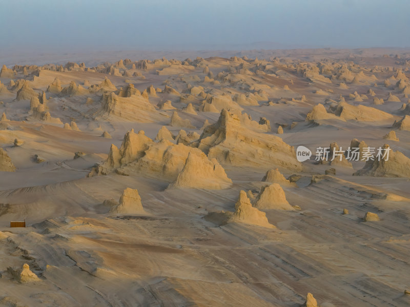 青海海西州俄博梁无人区戈壁滩上的奇特地貌