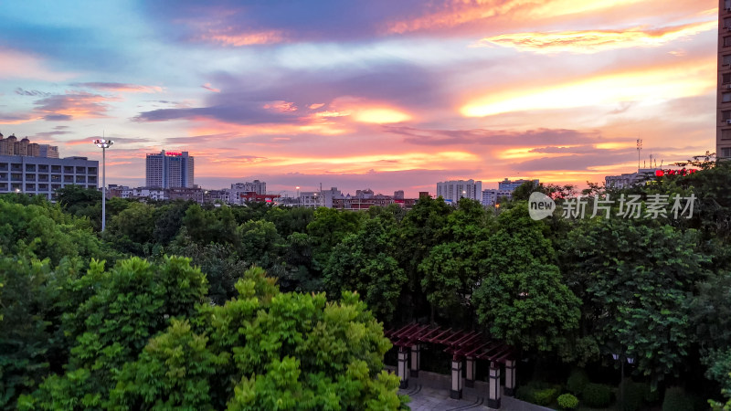 玉林城市日落晚霞夕阳航拍图