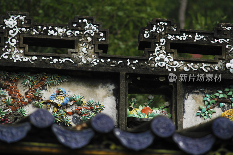 潮州古建筑屋顶精美的雕花装饰