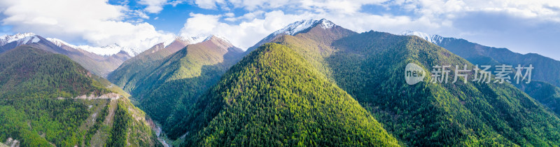 四川阿坝四姑娘山镇旁边的大山