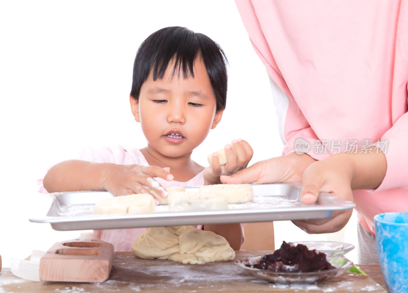 中国小女孩把做好的月饼放在烤盘里