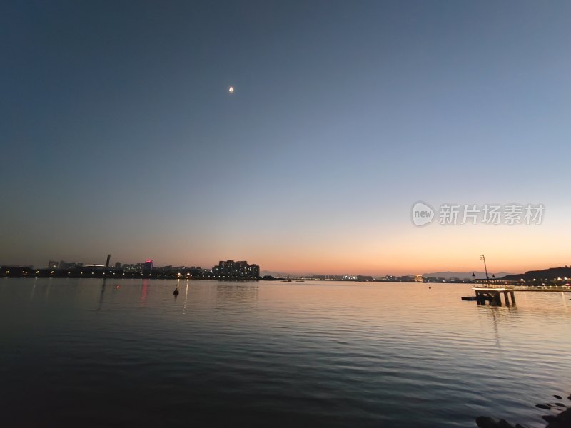 平静江面上的日落景象