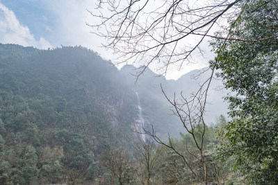 明月山景区山间瀑布景观，云雾缭绕似仙境