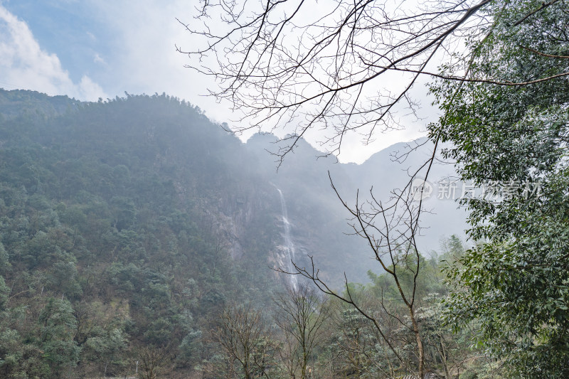 明月山景区山间瀑布景观，云雾缭绕似仙境