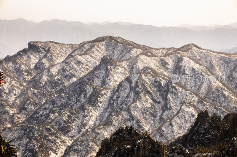 覆雪山脉壮丽景观