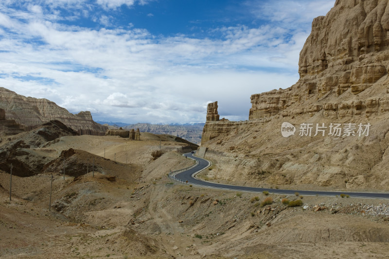 西藏阿里地区札达县札达土林的公路