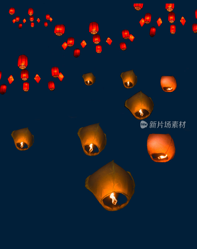 中国春节过年夜晚的孔明灯素材
