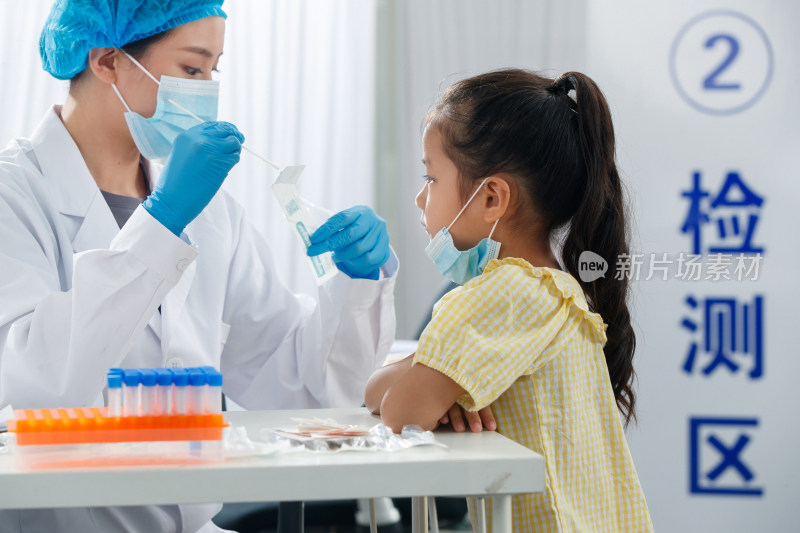 医生给小女孩做核酸检测