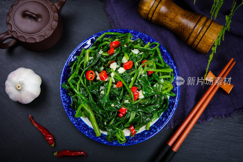 鲜香诱人炒菠菜