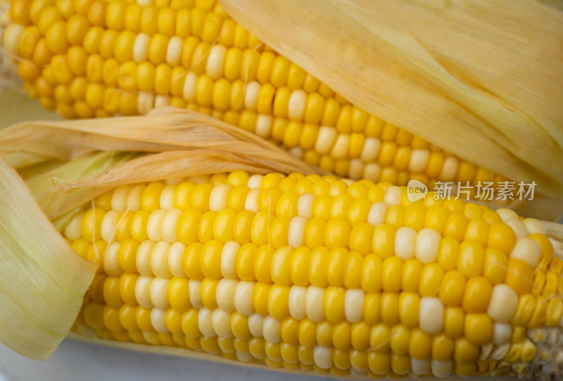 颗粒饱满营养丰富的甜玉米特写