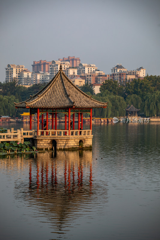 济南大明湖风景区雾色日出景点景观城市风光