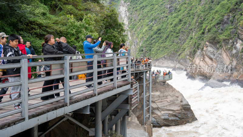 云南香格里拉虎跳峡景区及游客