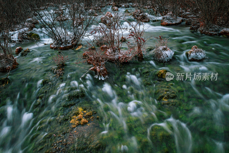 川西九寨沟冬季雪山碧蓝海子唯美