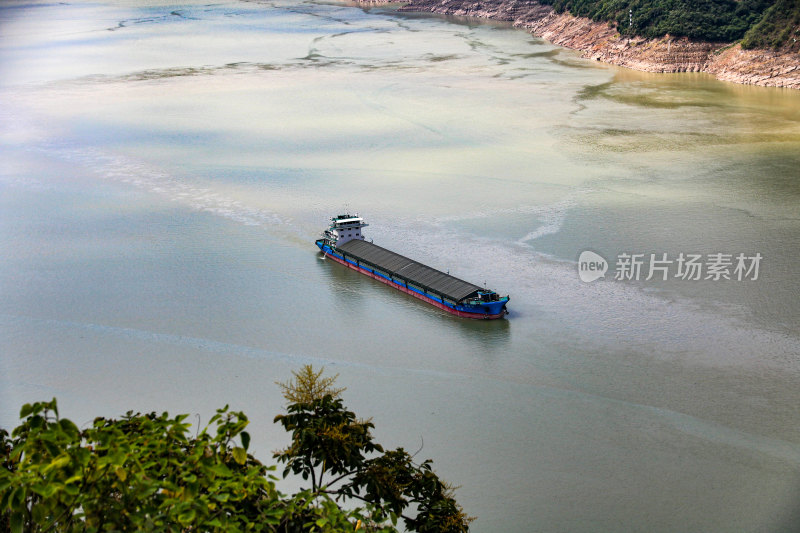 长江三峡上行驶的船舶，西陵峡，兵书宝剑峡