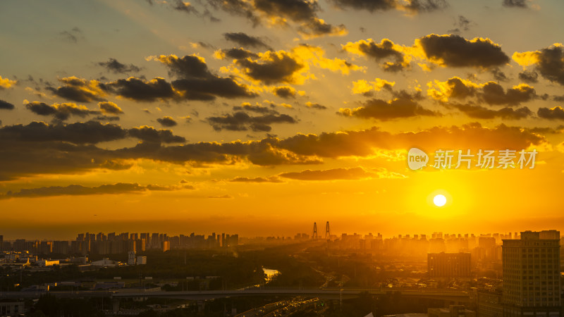 城市夕阳下的壮丽景观