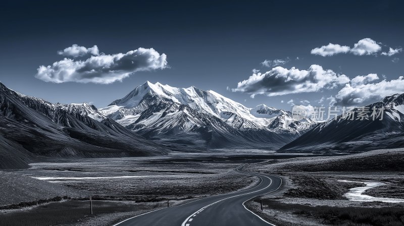 雪山下蜿蜒公路风景