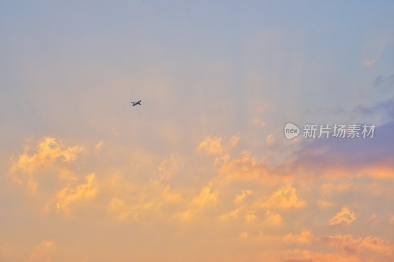 泉州日落，晚霞中飞行的飞机