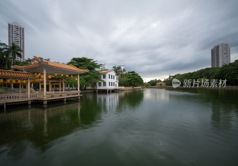 城市中湖泊与周边建筑的航拍全景