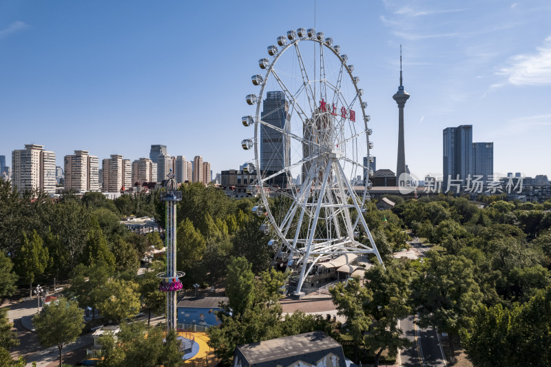 天津天塔湖景区水上公园游乐场城市风光