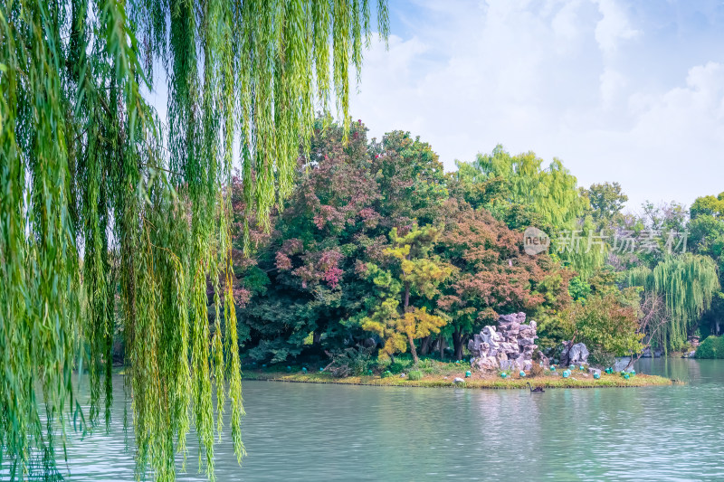 晴朗的午后，扬州瘦西湖江南园林风景