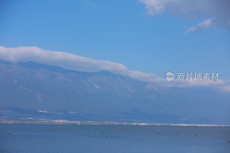 蓝天白云下的连绵山脉苍山洱海壮丽景象