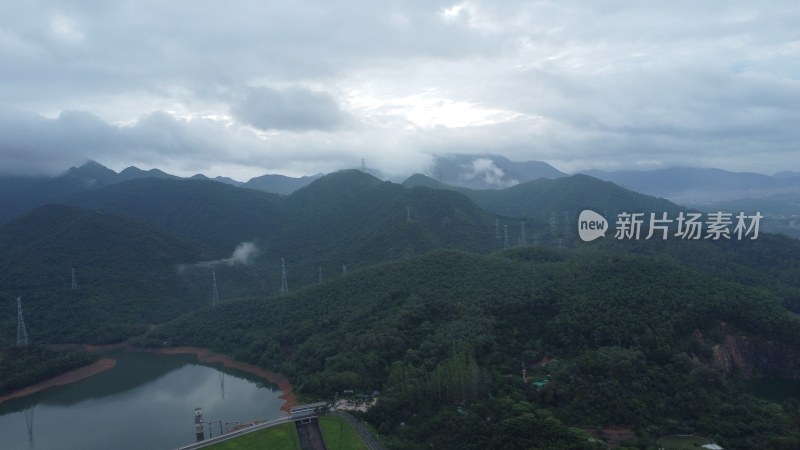 广东东莞：航拍清晨银瓶山森林公园云雾缭绕