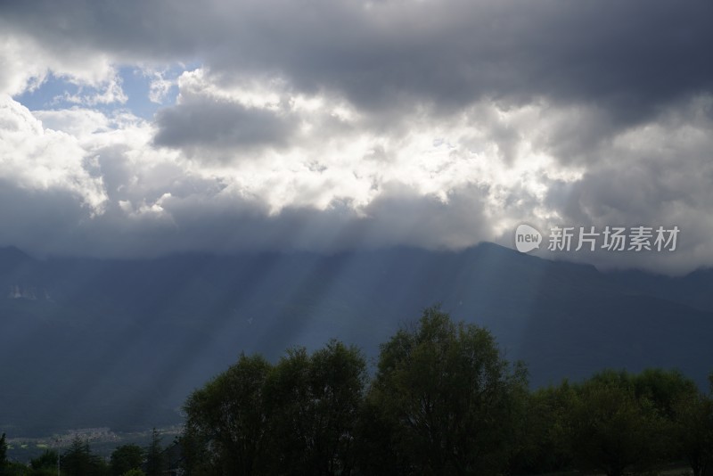 苍山丁达尔效应山间景象