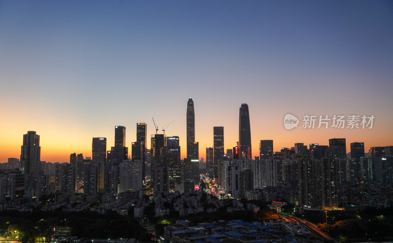 城市夜景鸟瞰，高楼林立灯火辉煌的景象