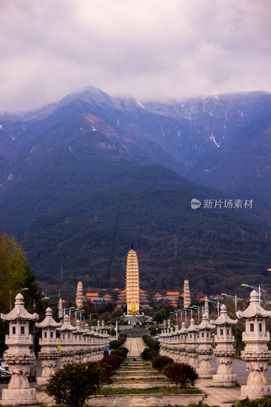 佛塔及精美石灯笼景观大理崇圣寺三塔