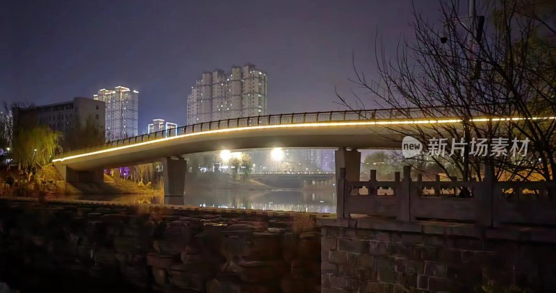 夜晚亮灯的城市景观桥