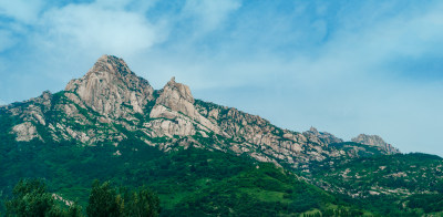 青岛崂山风景区，蜿蜒起伏的大山