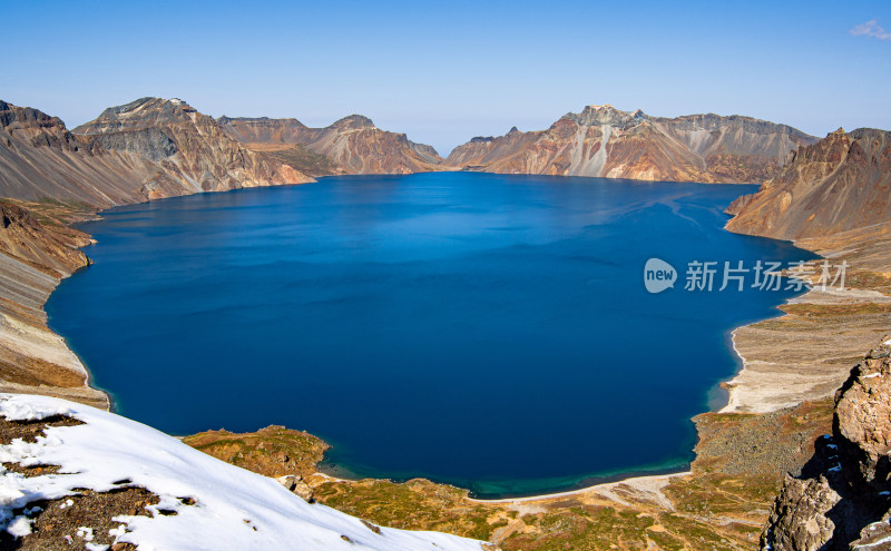 南坡拍摄雪后蓝天下的长白山天池火山湖全貌