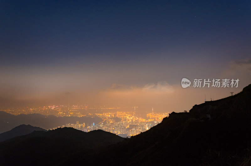 香港大帽山俯瞰维多利亚港城市夜景灯光