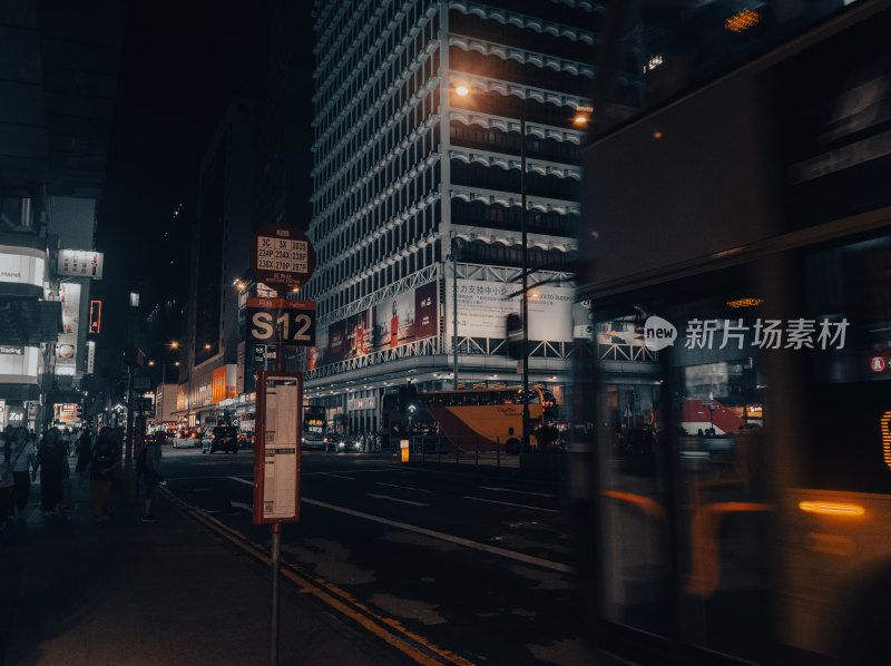 夜晚城市街道公交站景象