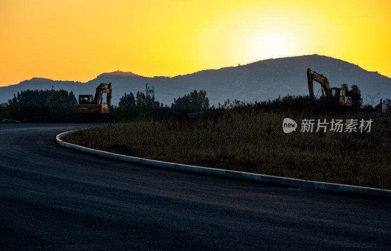 夕阳下道路上的景观