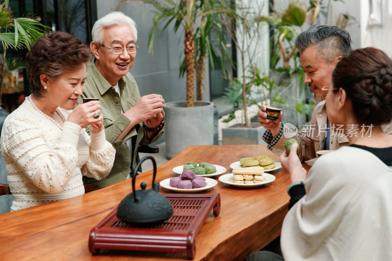中老年人喝茶聊天