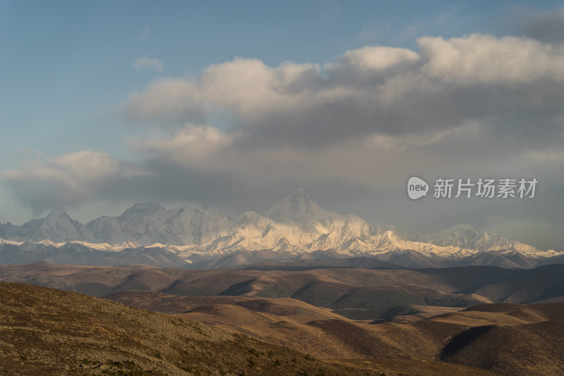 壮丽贡嘎雪山远景下的连绵起伏山脉