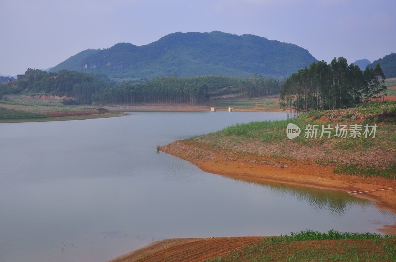 夕阳下天青色远山雾气腾腾河流山水倒影