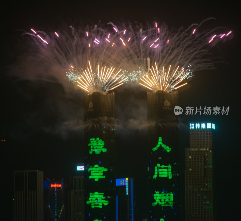 高楼大厦间绽放绚丽烟花夜景