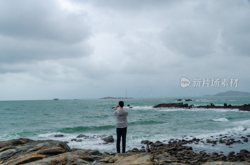 附件平潭岛上，站在大海边拍照