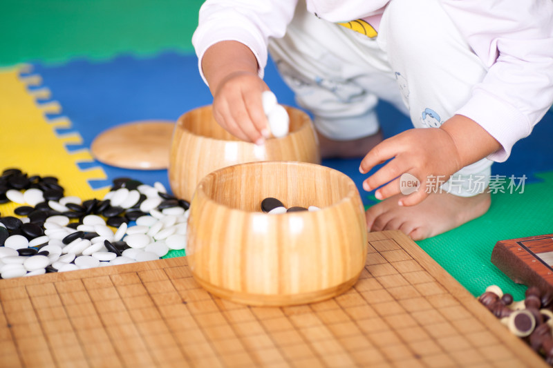 下围棋的小女孩