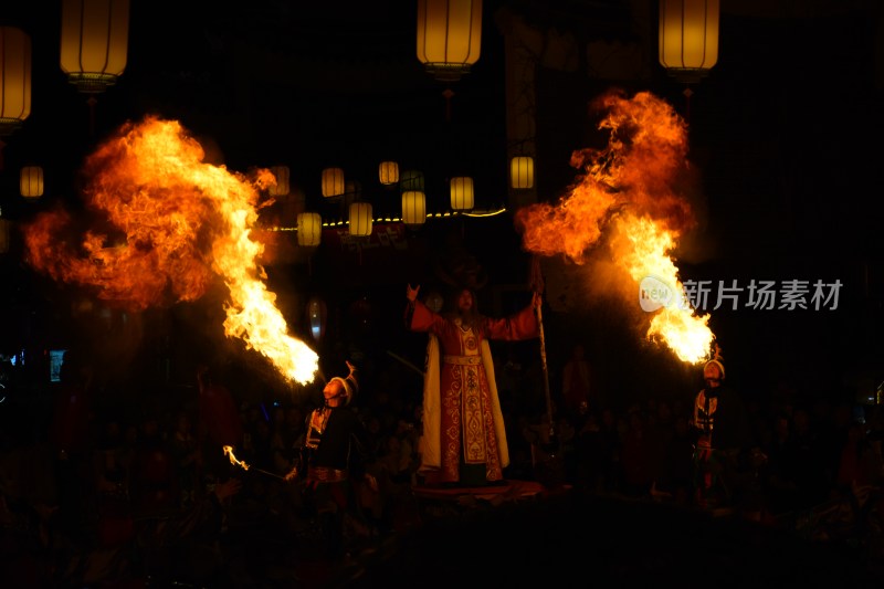 表演者夜晚街头喷火表演