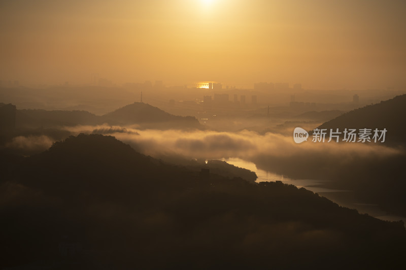 广东中山五桂山狮头山俯瞰长江水库日出风光