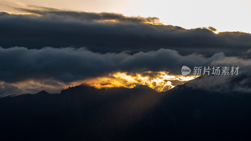 日落时的天空山峰云景