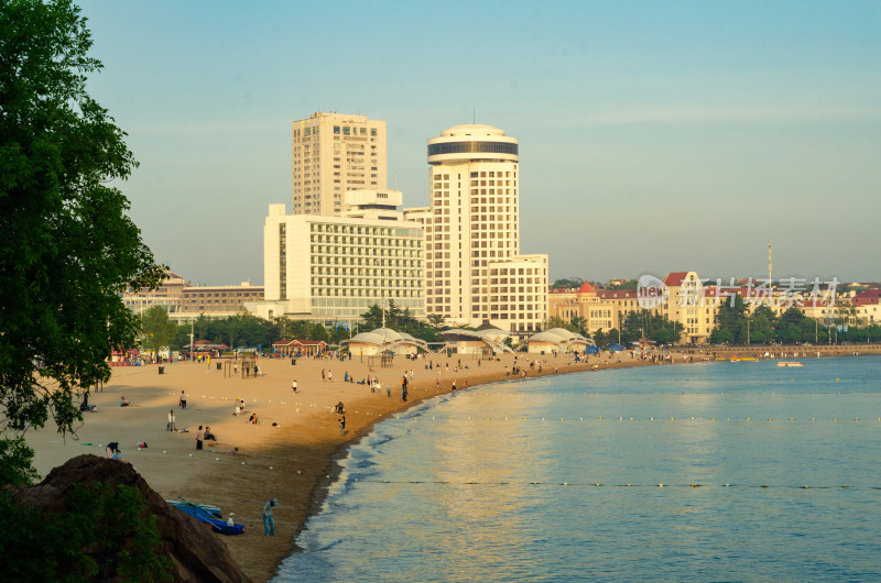 青岛汇泉湾第一海水浴场海滨风光