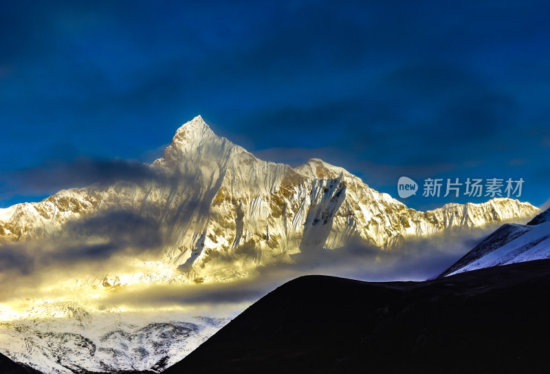 库拉岗日雪山日照金山